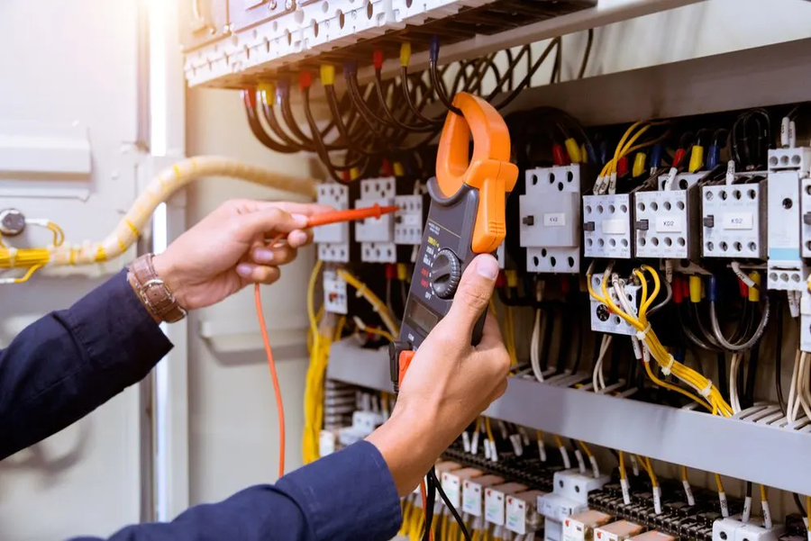 FlexPower technician on electrical installation